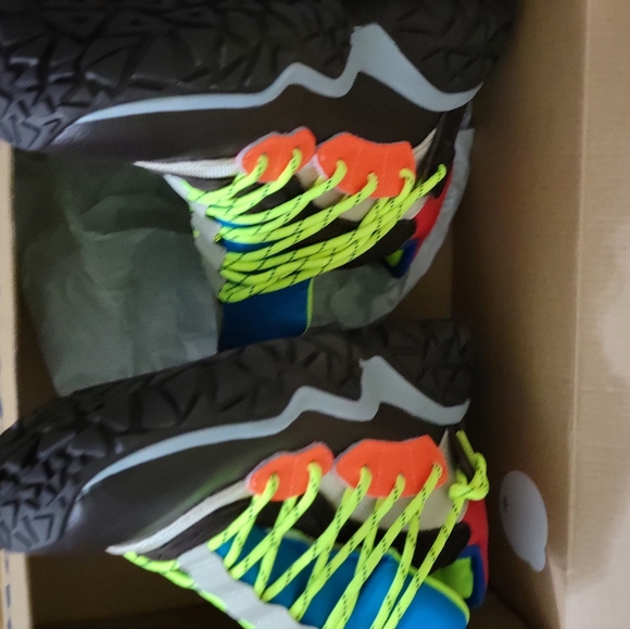 Champion. .Size 12 Mens. Multicolor - Picture 9 of 11